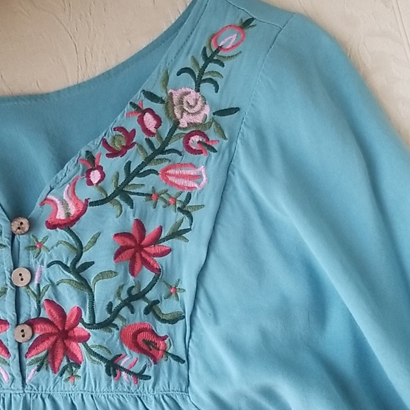 🌺 Embroidered Tunic Top - Picture 7 of 7